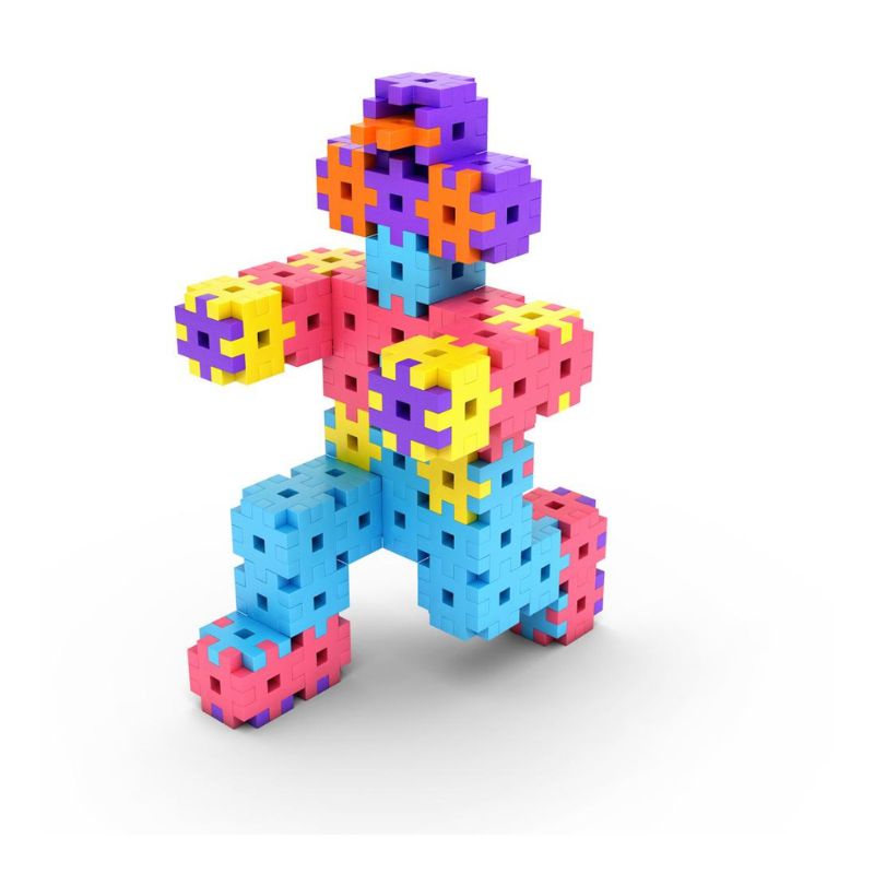 muñeco contruido con un juego de construcción con piezas de colores