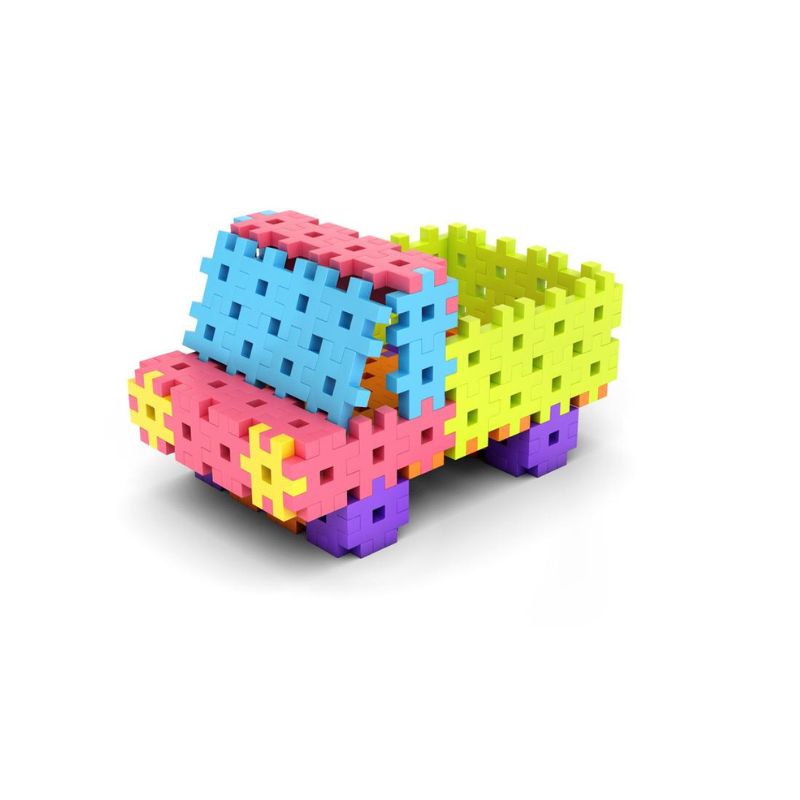 coche contruido con un juego de construcción con piezas de colores