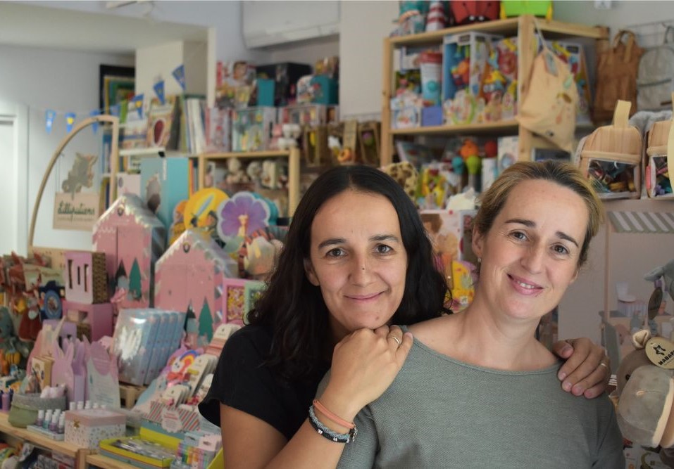 Las dueñas de la tienda Chiva Chivita posan en su interior sonriendo a cámara