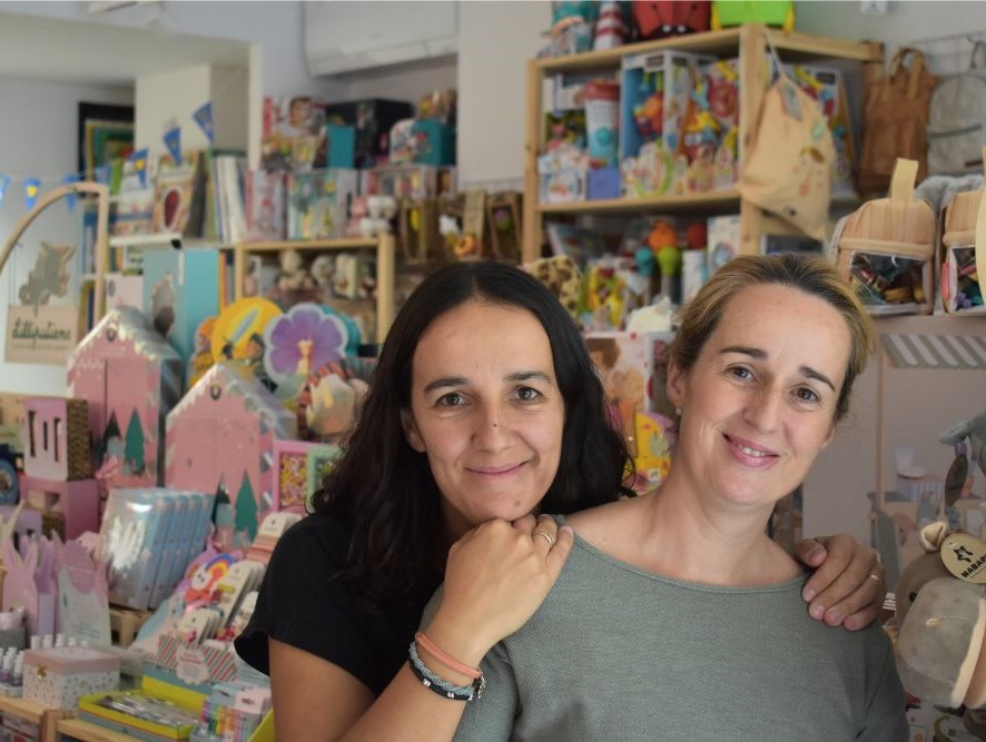 Las dueñas de la tienda Chiva Chivita posan en su interior sonriendo a cámara