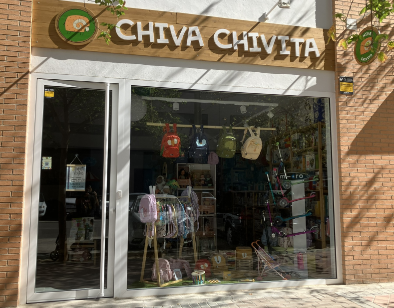 Escaparate de la tienda de jueguetes Chiva Chivita