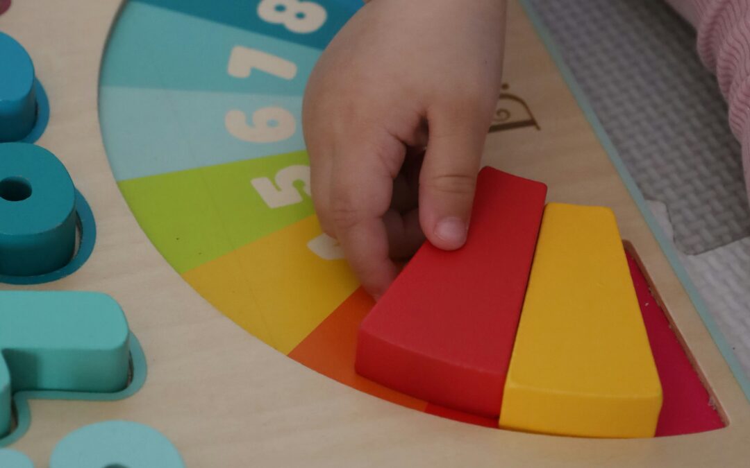 niño jugando con juguetes educativos de madera